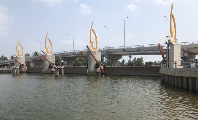 Trà Vinh: Đổi thay nhờ những công trình thủy lợi ngăn mặn, trữ ngọt - Ảnh 1.