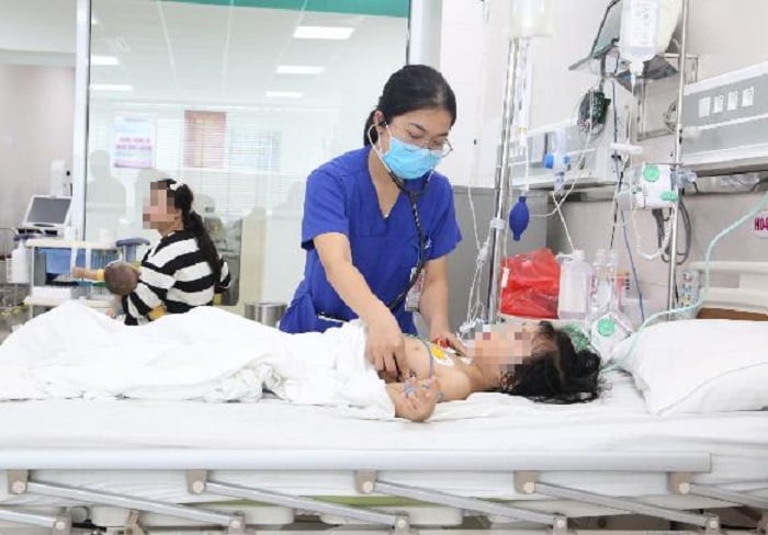 Trẻ bị sốc phản vệ, suy đa tạng nguy hiểm do bị ong đốt - Ảnh 1.