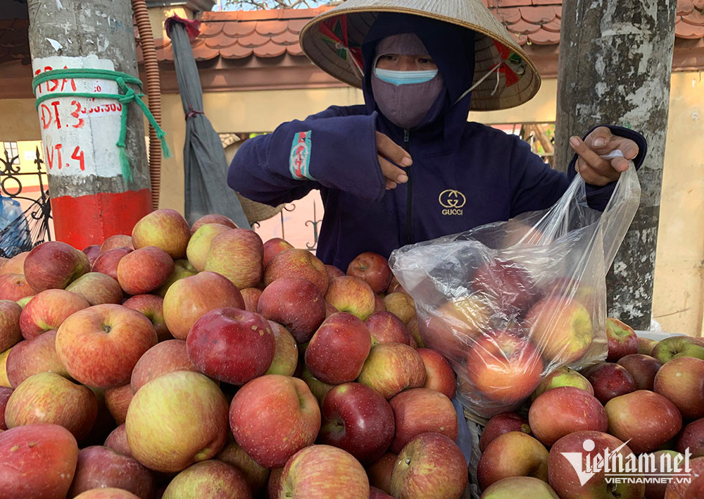 Giật mình với giá táo Trung Quốc ở chợ đầu mối - Ảnh 1. Giật mình với giá táo Trung Quốc ở chợ đầu mối - Ảnh 1.