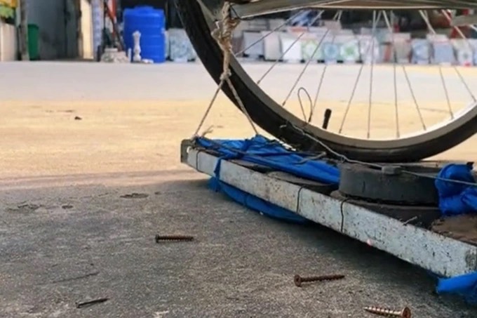Đi bộ &quot;hút đinh&quot; trên đường khắp mọi miền Tổ quốc - Ảnh 3.