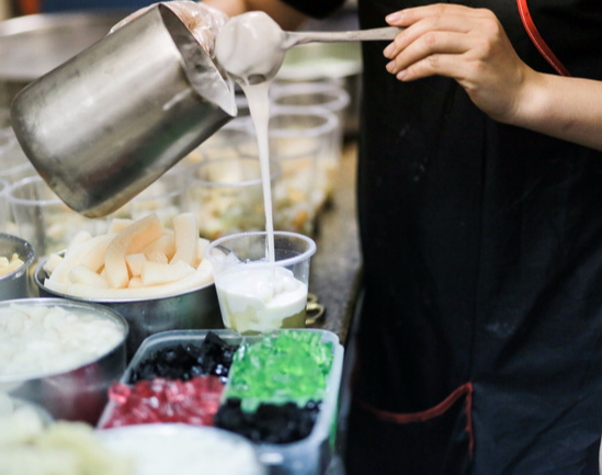 Hà Nội: Phở, chè, bánh mì gần 100k/1 suất, đắt nhưng vẫn cực hút khách - Ảnh 4.