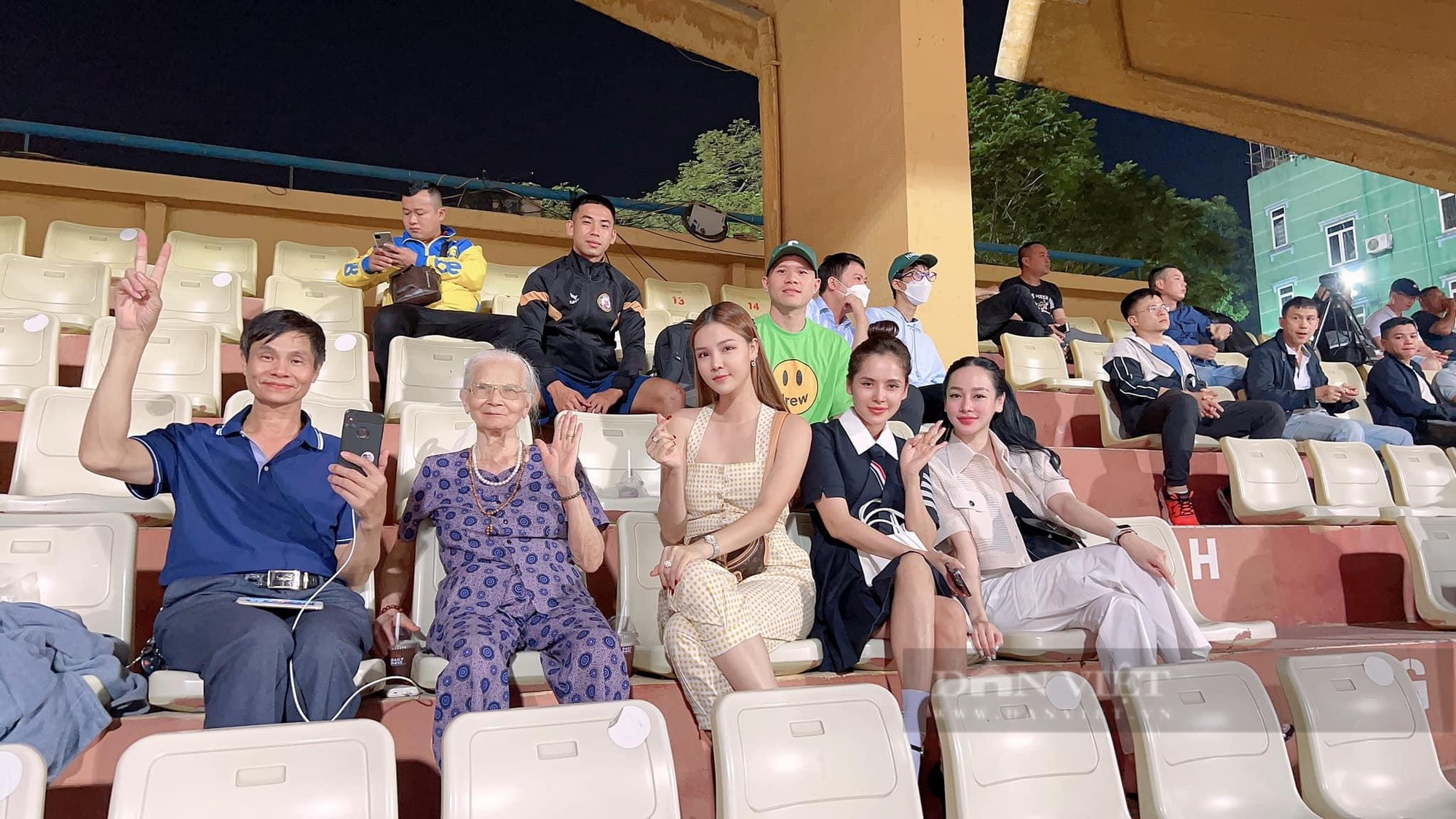 Vợ của Hà Đức Chinh xuất hiện trên sân Hàng Đẫy cổ vũ chồng - Ảnh 3.