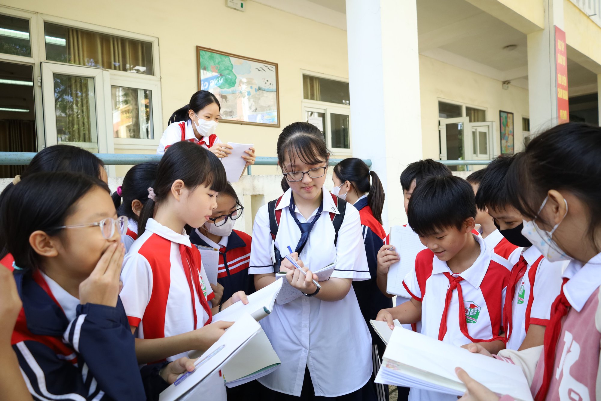 Nữ sinh 14 tuổi dành tiền thưởng các kỳ thi đi làm từ thiện - Ảnh 5.
