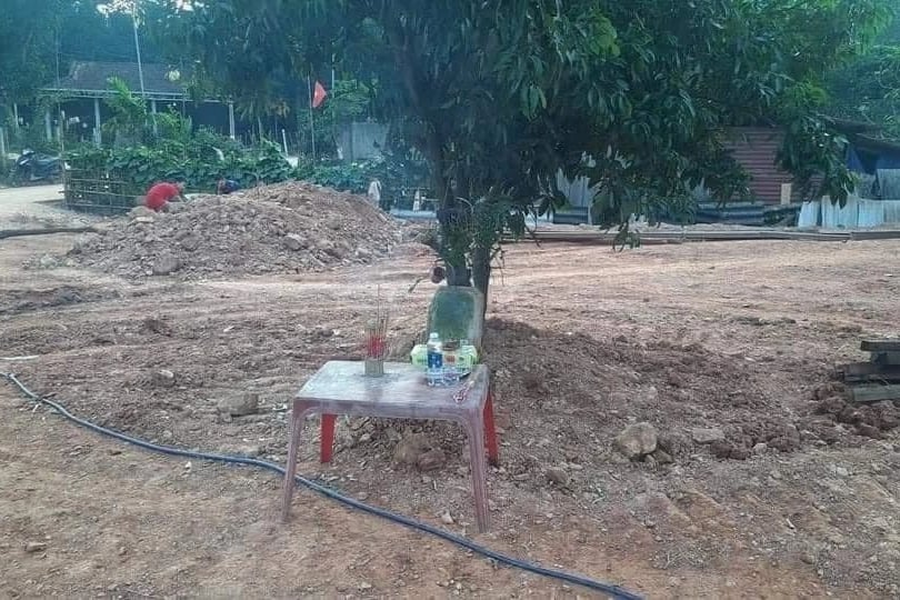 Đổ đất làm sân nhà, phát hiện hài cốt liệt sỹ - Ảnh 1.