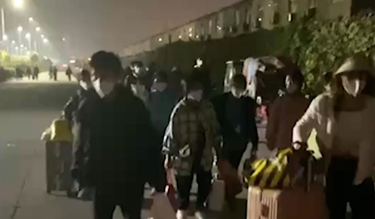Các biện pháp này đã khiến những công nhân làm việc tại địa điểm này tràn đầy nỗi thất vọng về cách được đối xử và các điều khoản của họ phải chịu thông qua mạng xã hội.