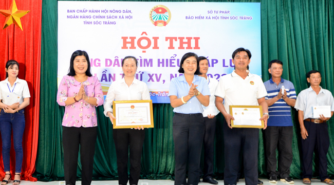 Nông dân Sóc Trăng thi tìm hiểu chính sách pháp luật năm 2022 - Ảnh 2.