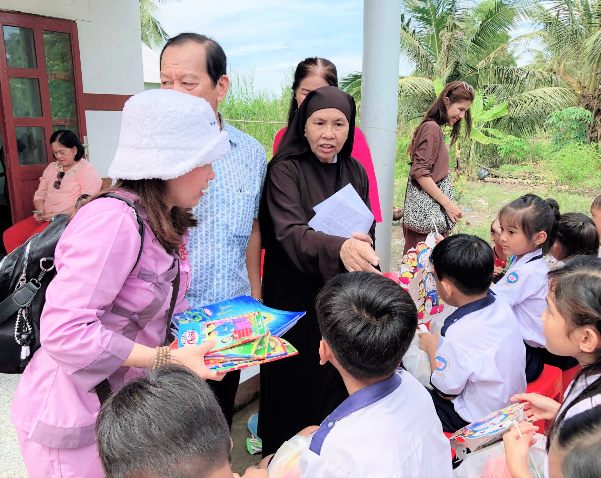 Vị trụ trì mỗi năm vận động hàng chục tỷ đồng giúp đỡ người nghèo - Ảnh 2.