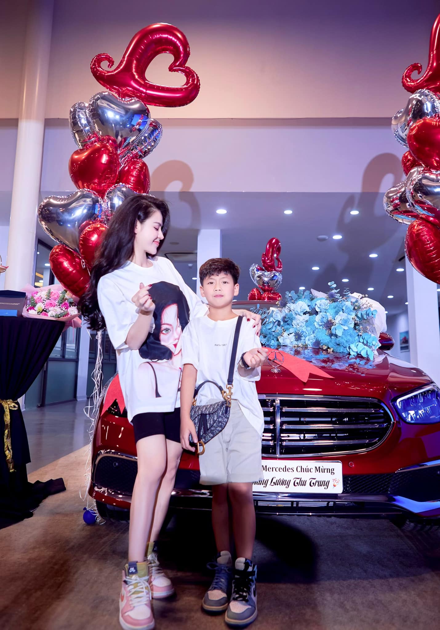 Sao Việt làm mẹ đơn thân: Lương Thu Trang tậu xế hộp tiền tỷ, Hoà Minzy xây biệt thự, xe sang báo hiếu bố mẹ - Ảnh 2.