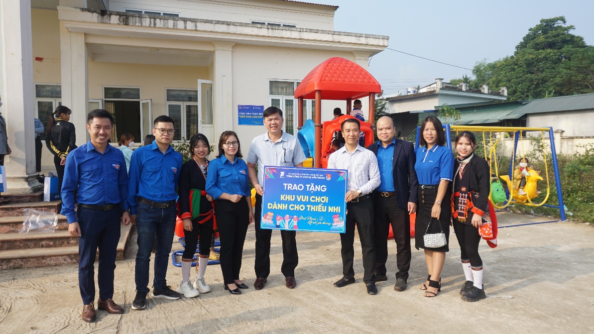 “VinaPhone kết nối yêu thương - Đông ấm cho em” tại Kim Bôi, Hòa Bình - Ảnh 2.