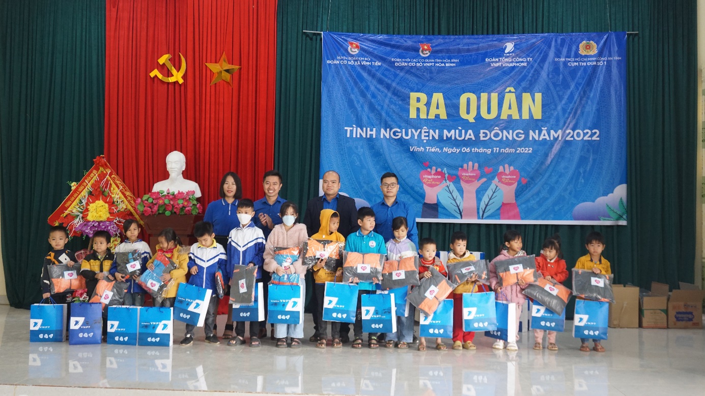 “VinaPhone kết nối yêu thương - Đông ấm cho em” tại Kim Bôi, Hòa Bình - Ảnh 3.