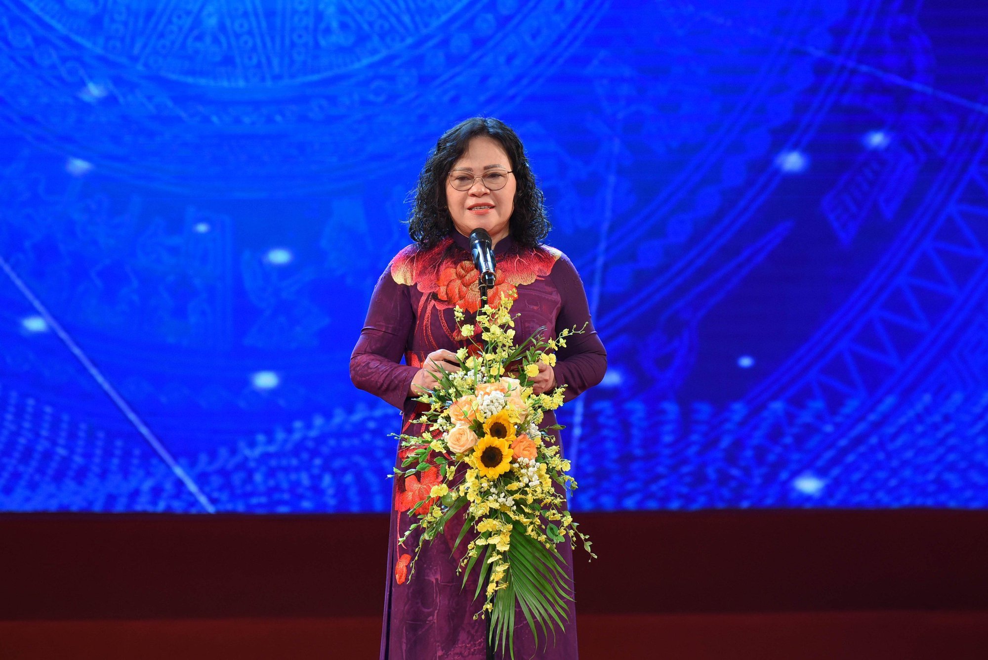 Xúc động cô gái dân tộc Mông mồ côi nuôi hai em còn &quot;khát sữa&quot; giành học bổng du học - Ảnh 4.