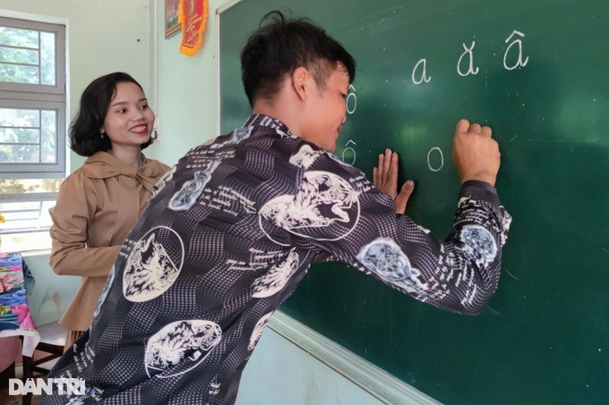 Cô giáo tình nguyện &quot;gieo chữ&quot; giúp đồng bào nghèo - Ảnh 1.