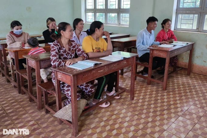 Cô giáo tình nguyện &quot;gieo chữ&quot; giúp đồng bào nghèo - Ảnh 2.