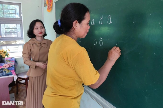 Cô giáo tình nguyện &quot;gieo chữ&quot; giúp đồng bào nghèo - Ảnh 3.