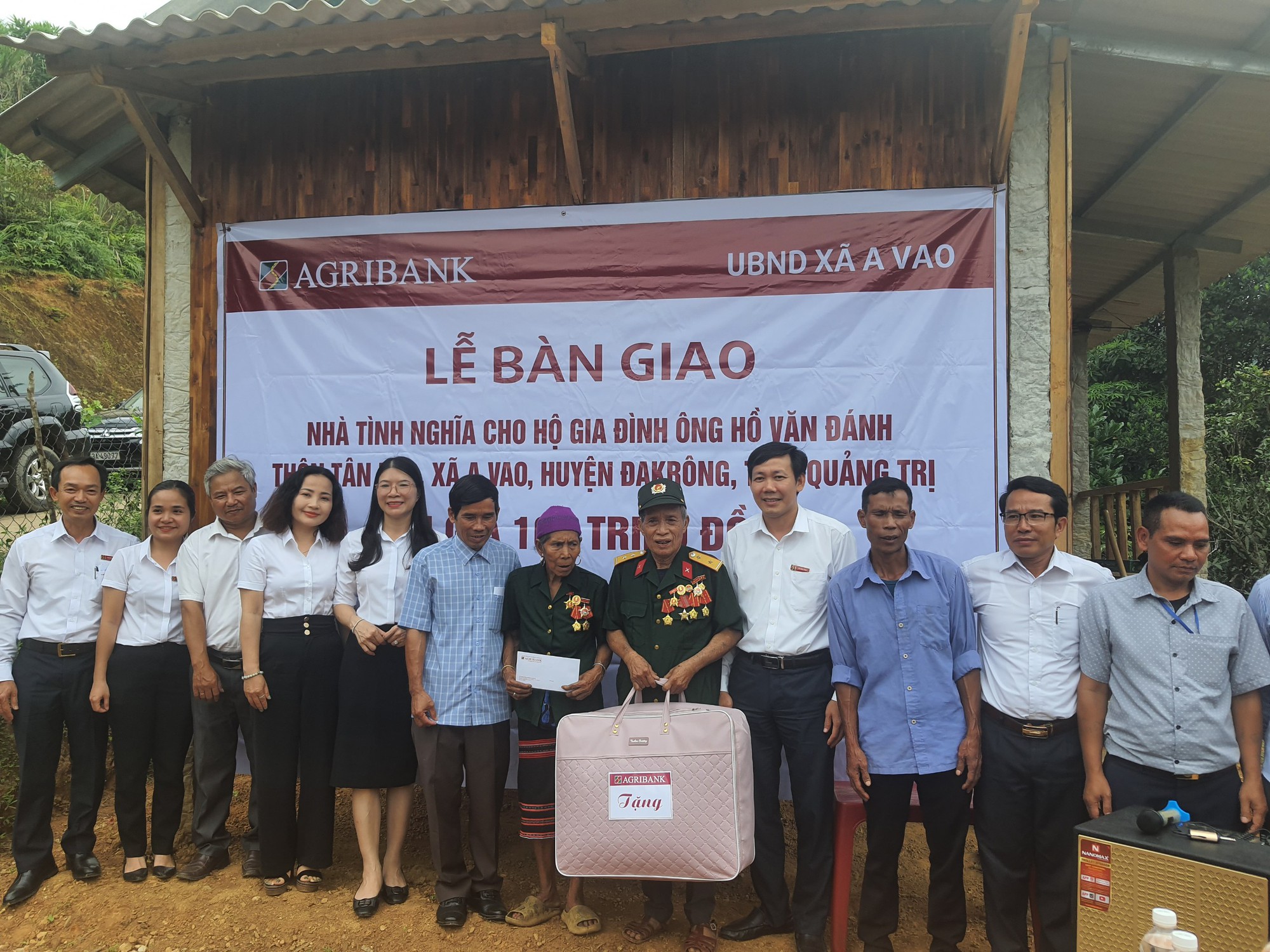 Quảng Trị: Agribank bàn giao nhà tình nghĩa cho 5 hộ gia đình chính sách - Ảnh 3. Quảng Trị: Agribank bàn giao nhà tình nghĩa cho 5 hộ gia đình chính sách - Ảnh 3.