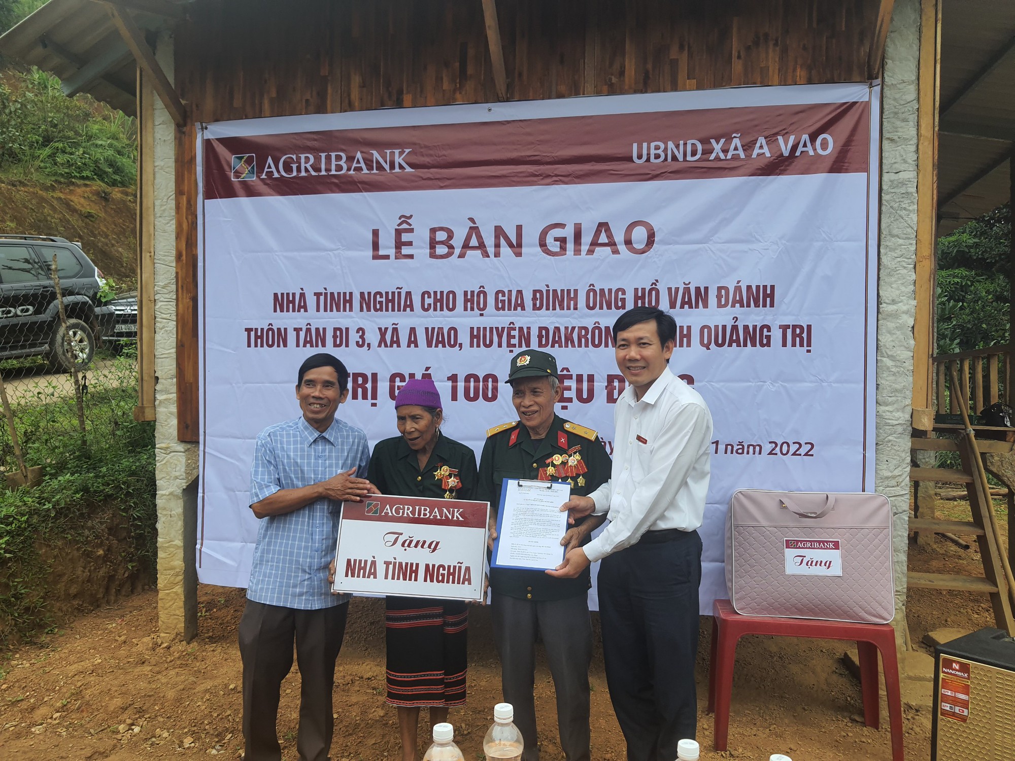 Quảng Trị: Agribank bàn giao nhà tình nghĩa cho 5 hộ gia đình chính sách - Ảnh 1. Quảng Trị: Agribank bàn giao nhà tình nghĩa cho 5 hộ gia đình chính sách - Ảnh 1.