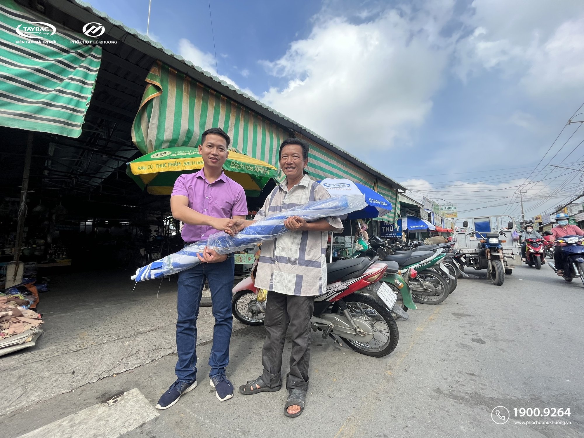 Hơn 200 phần quà đã được chủ đầu tư dự án Phố Chợ Phú Khương trao tặng cho người dân TP Bến Tre - Ảnh 1.