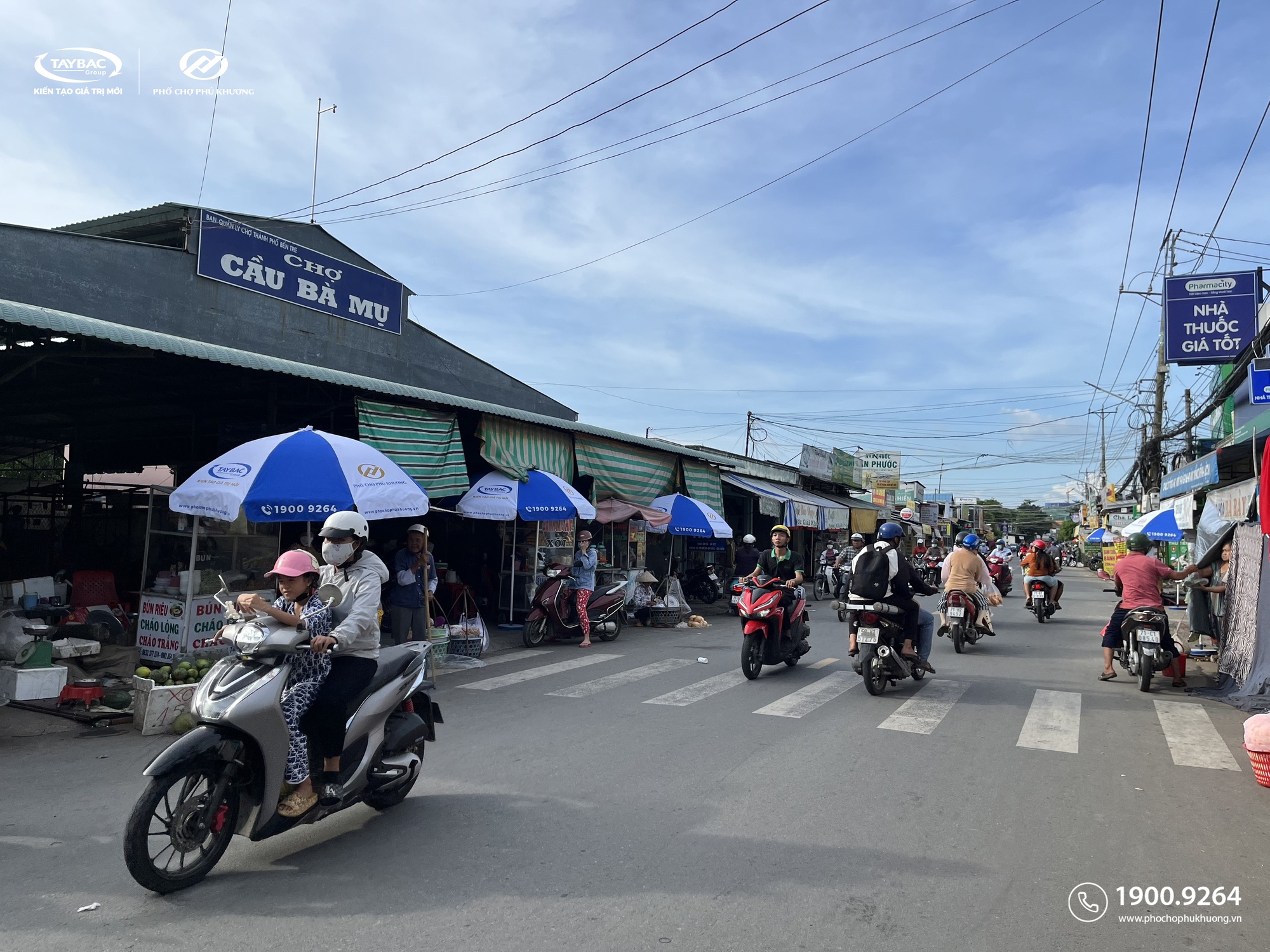 Hơn 200 phần quà đã được chủ đầu tư dự án Phố Chợ Phú Khương trao tặng cho người dân TP Bến Tre - Ảnh 2.