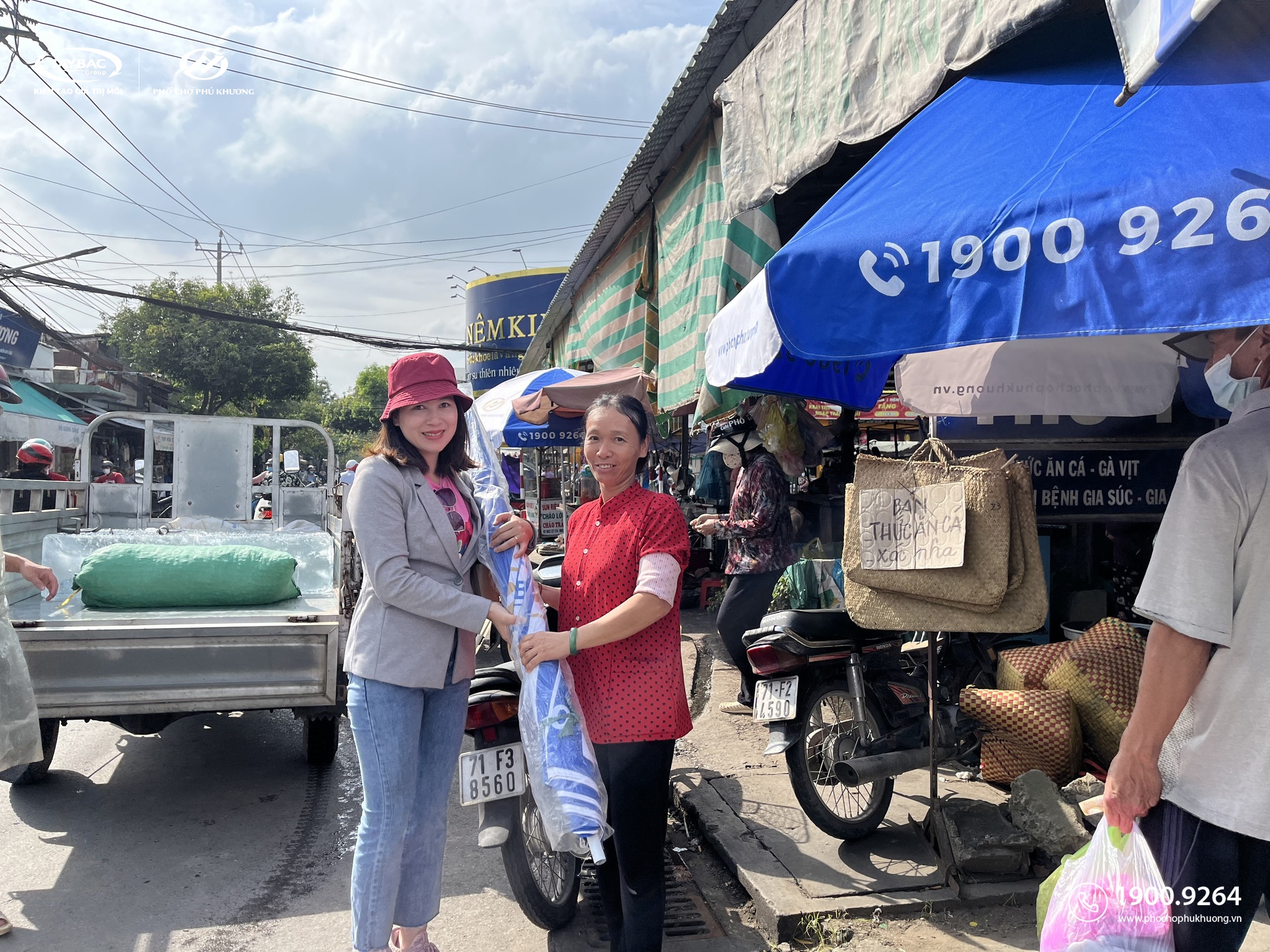 Hơn 200 phần quà đã được chủ đầu tư dự án Phố Chợ Phú Khương trao tặng cho người dân TP Bến Tre - Ảnh 6.