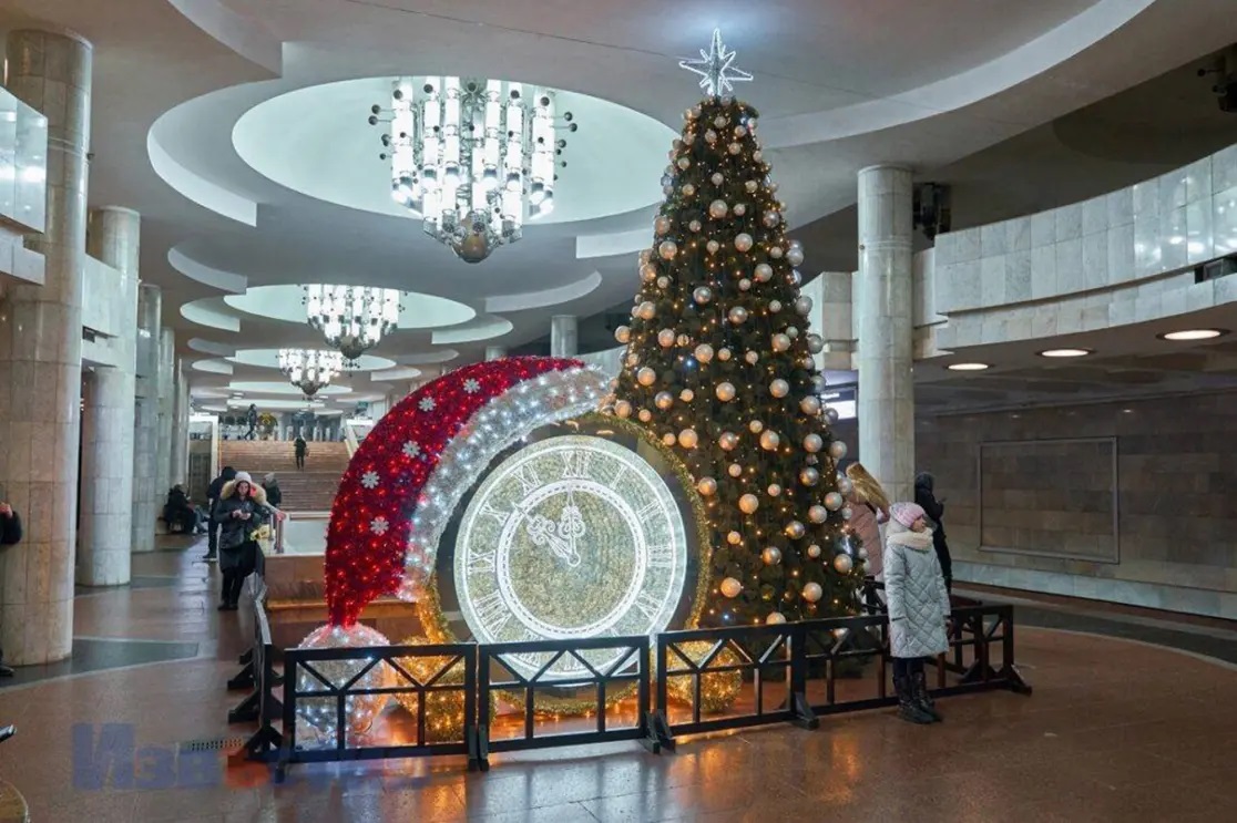 Người Kharkov chuyển xuống lòng đất ăn mừng Noel, Năm mới để tránh các cuộc tấn công của Nga - Ảnh 1.