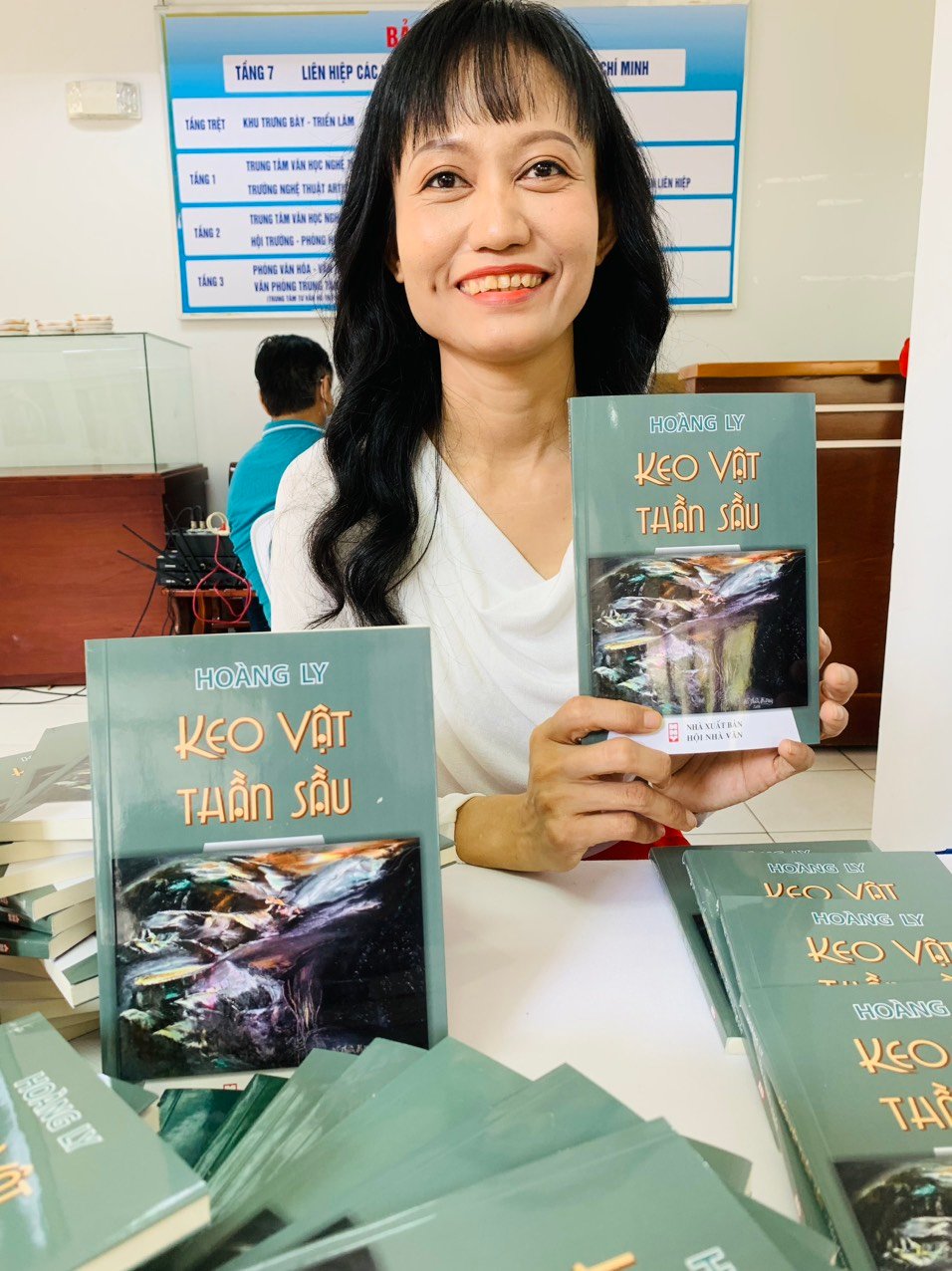 Buổi ra mắt sách và triển lãm tranh đặc biệt của ông và cháu - Ảnh 1.