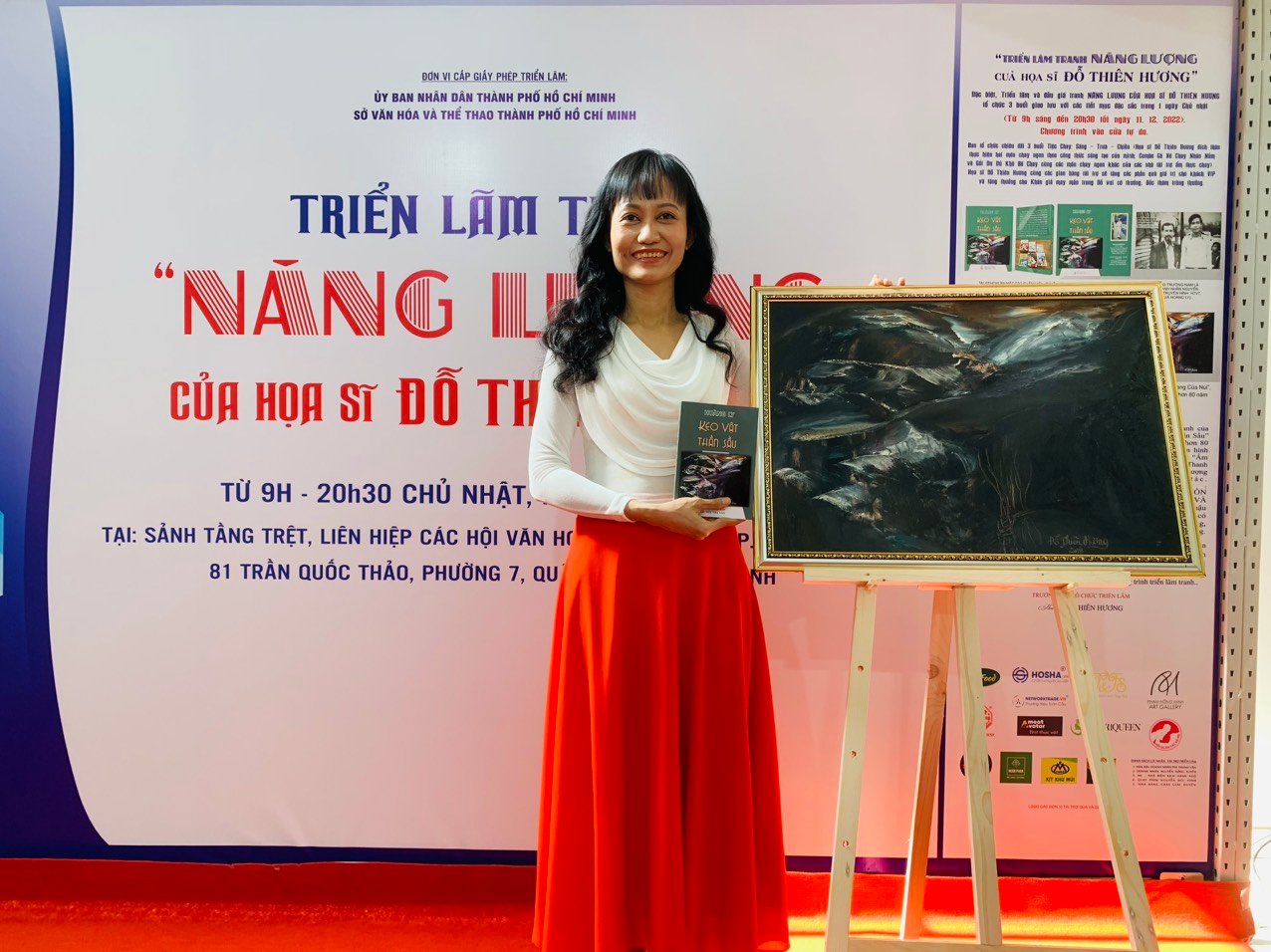 Buổi ra mắt sách và triển lãm tranh đặc biệt của ông và cháu - Ảnh 3.