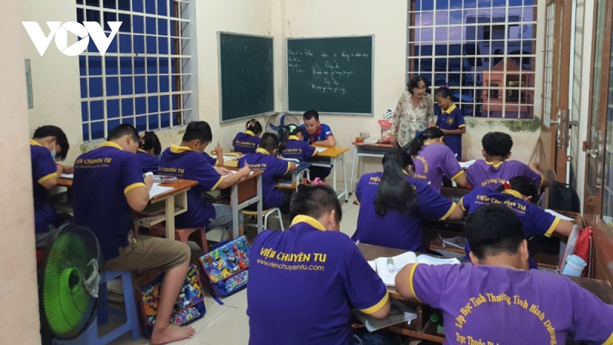 Bà giáo già sáng đi bán vé số, tối lên lớp với trẻ em nghèo - Ảnh 3.
