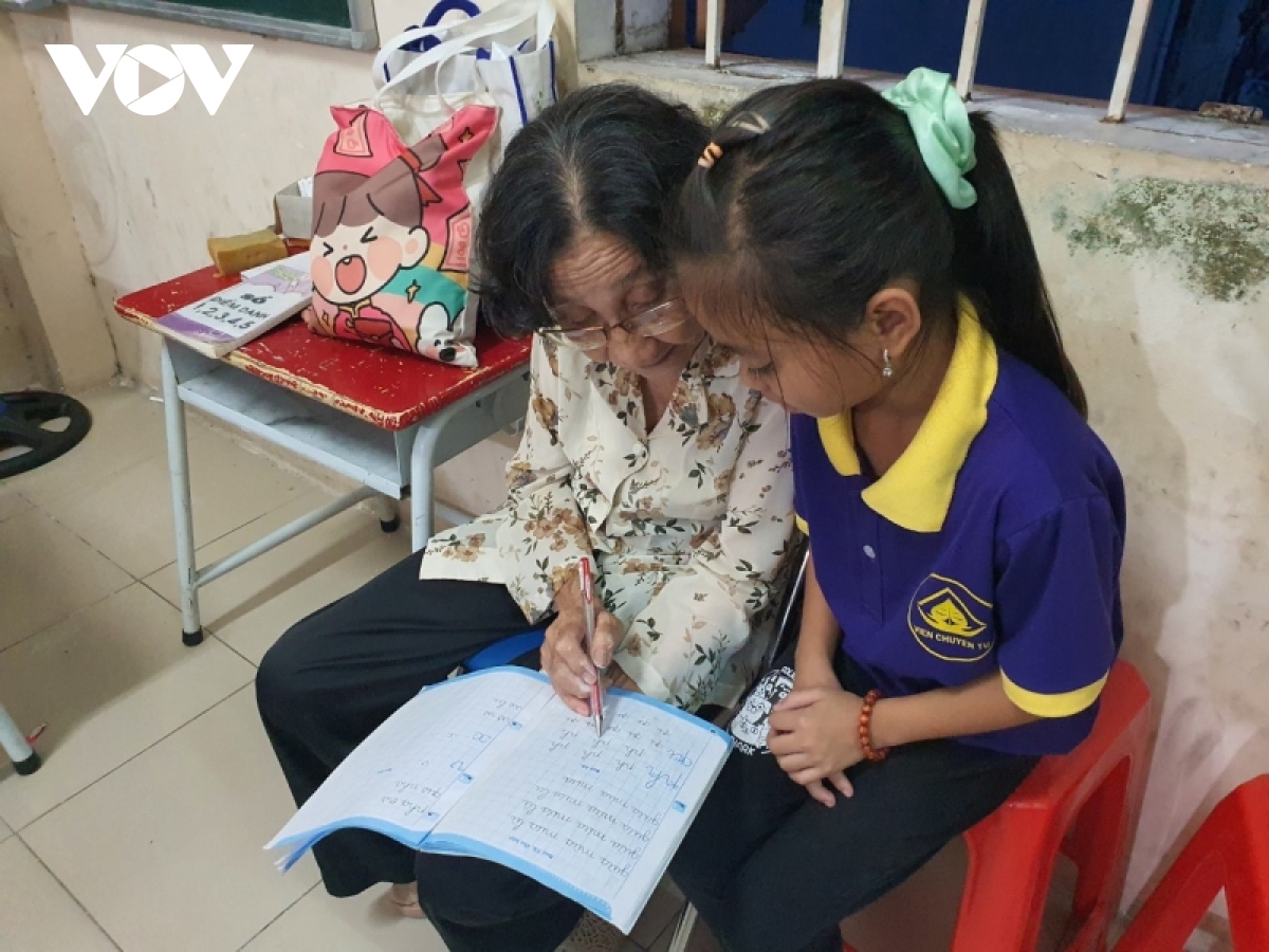 Bà giáo già sáng đi bán vé số, tối lên lớp với trẻ em nghèo - Ảnh 6.