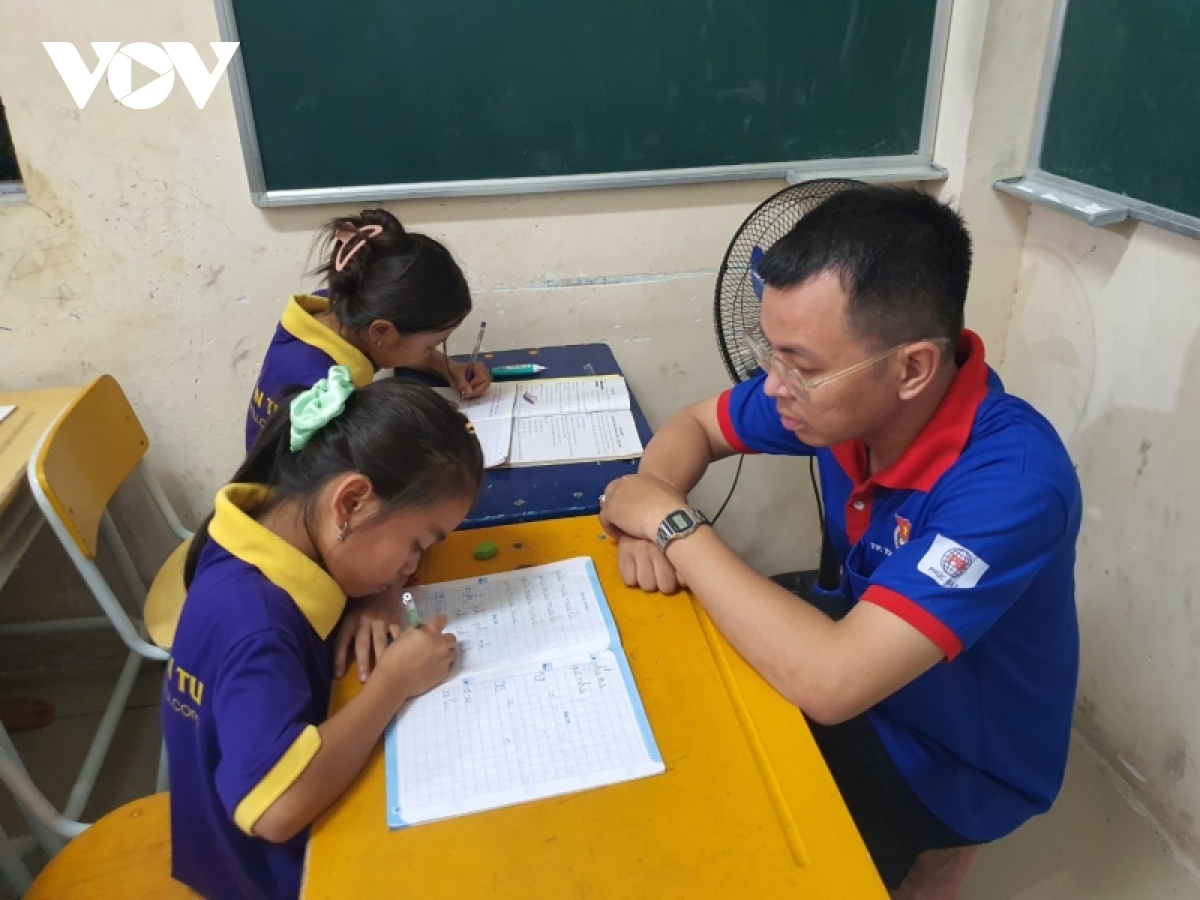 Bà giáo già sáng đi bán vé số, tối lên lớp với trẻ em nghèo - Ảnh 7.