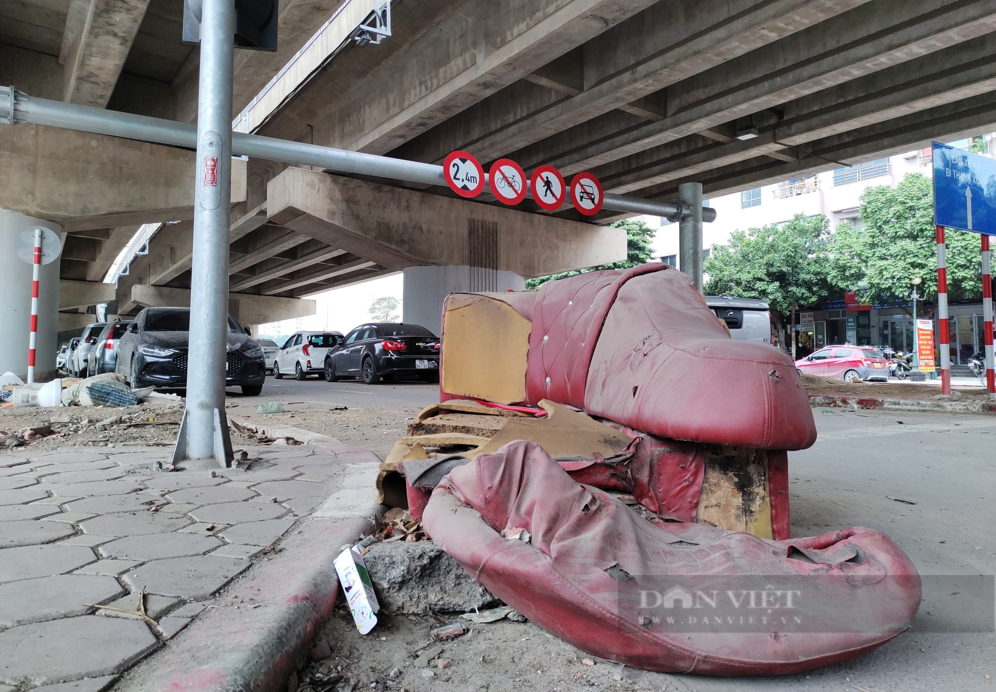 Cầu vòm sắt vượt hồ Linh Đàm 65 tỷ đồng thành bãi rác, nơi đỗ ô tô - Ảnh 4.