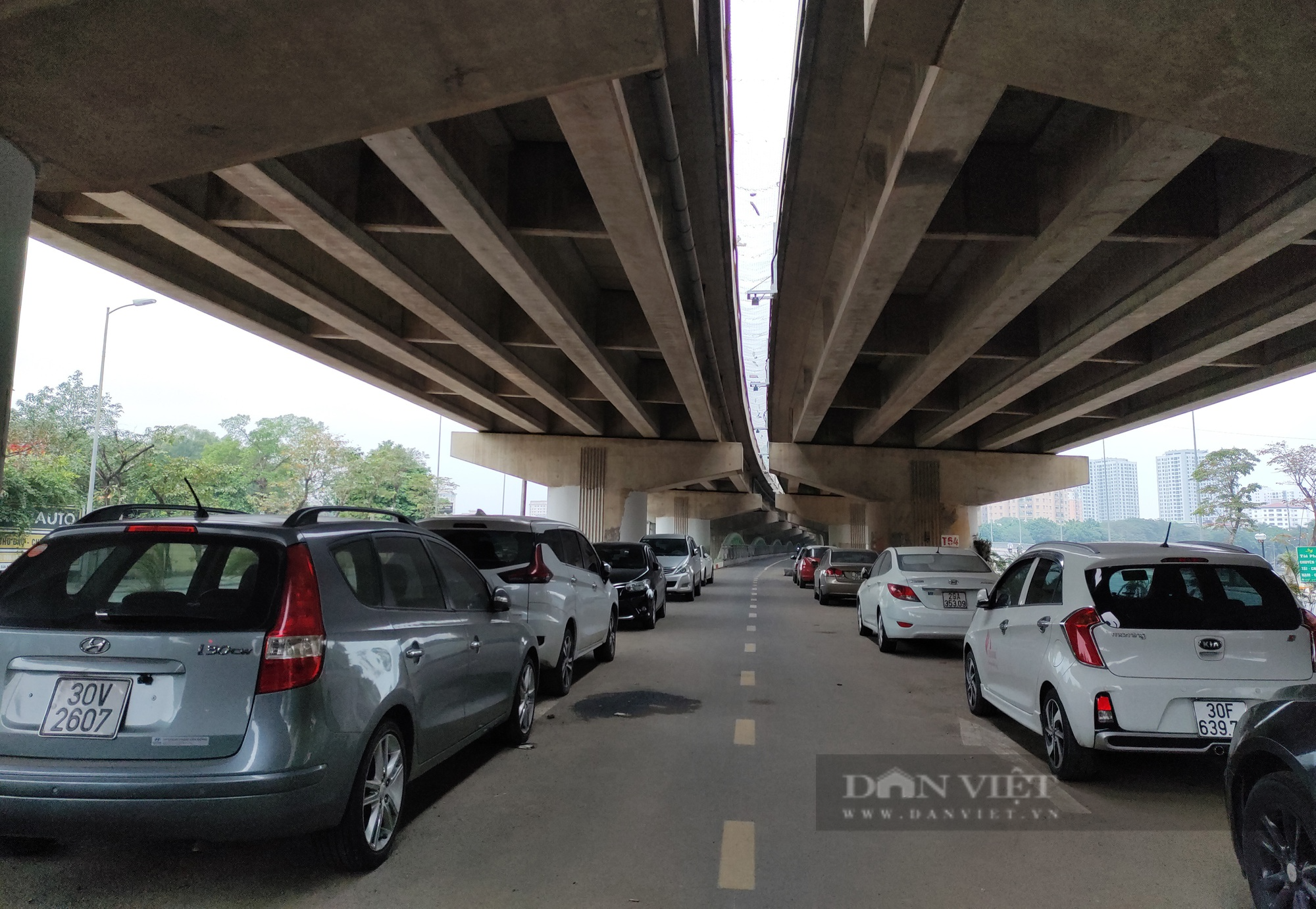 Cầu vòm sắt vượt hồ Linh Đàm 65 tỷ đồng thành bãi rác, nơi đỗ ô tô - Ảnh 5.