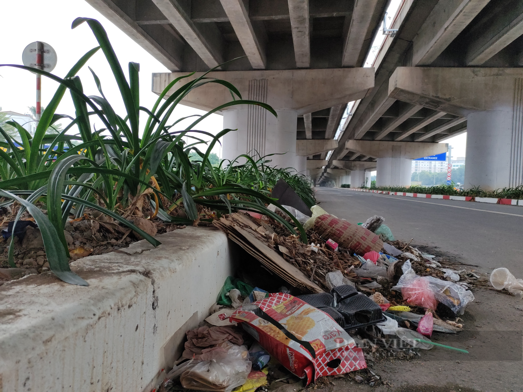 Cầu vòm sắt vượt hồ Linh Đàm 65 tỷ đồng thành bãi rác, nơi đỗ ô tô - Ảnh 8.