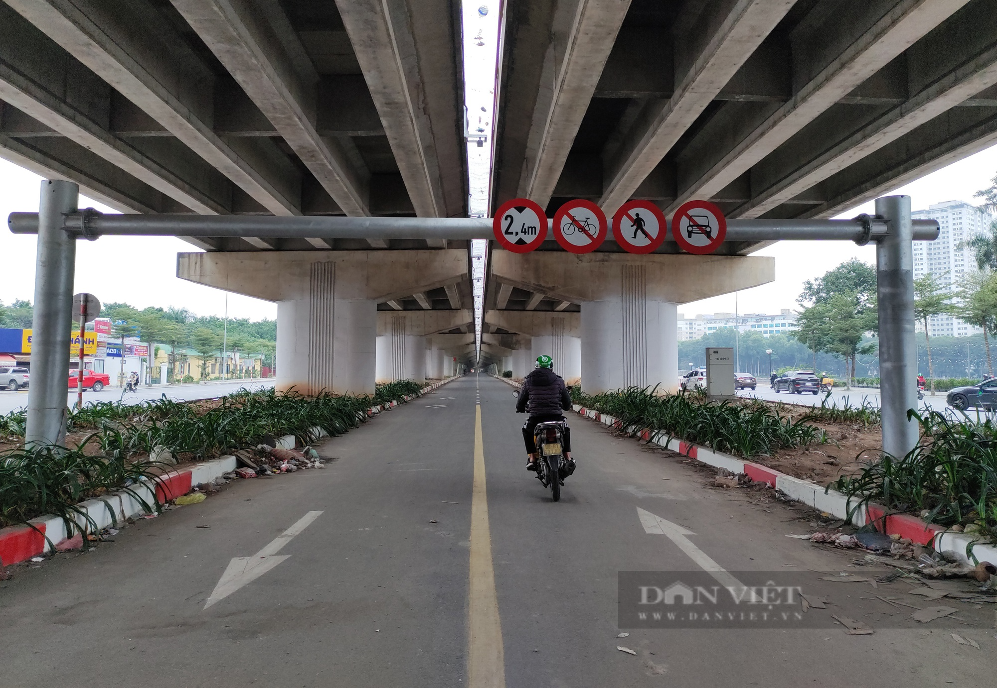 Cầu vòm sắt vượt hồ Linh Đàm 65 tỷ đồng thành bãi rác, nơi đỗ ô tô - Ảnh 9.