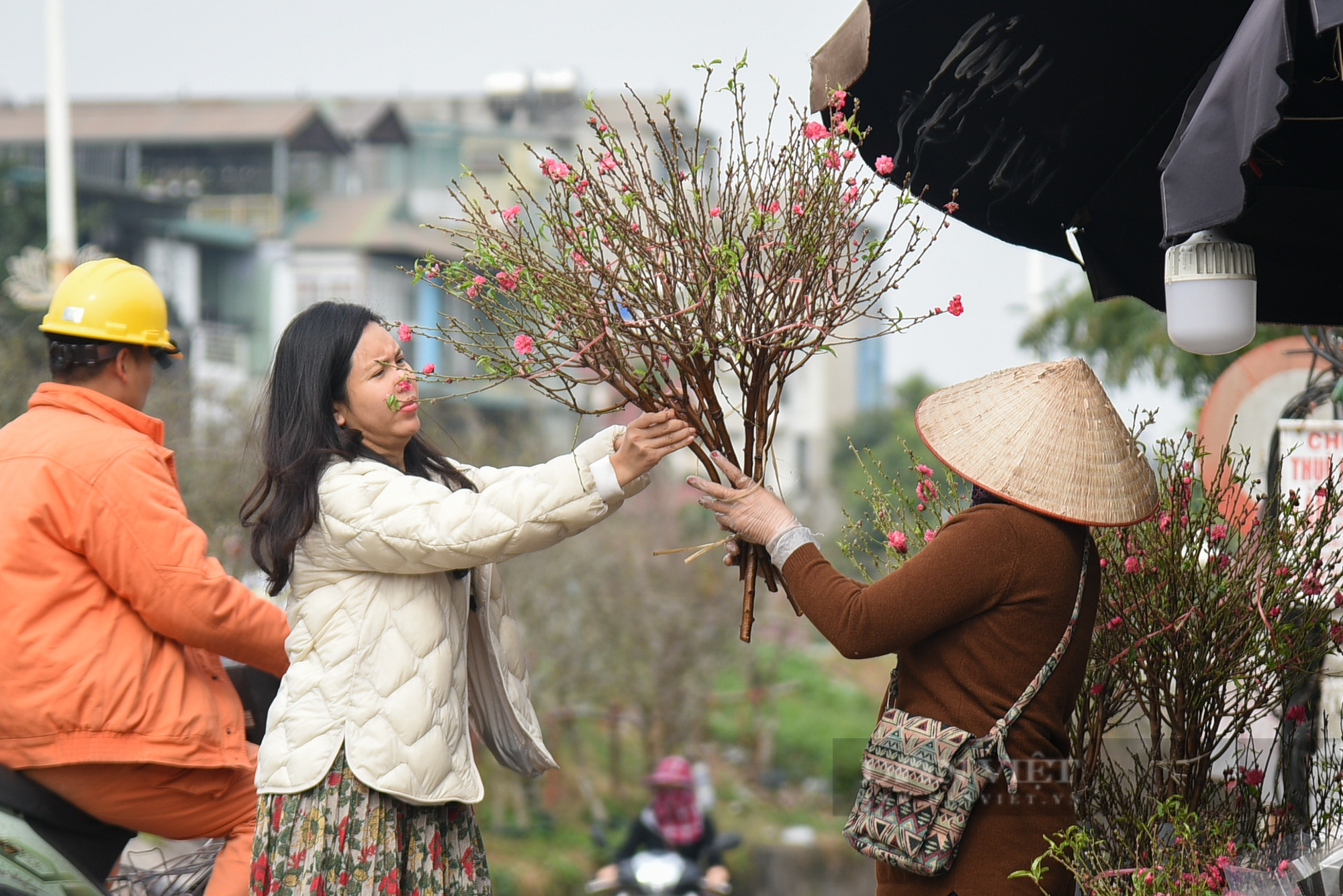 Đào Nhật Tân xuống phố được người dân săn đón về chơi Tết sớm - Ảnh 4.