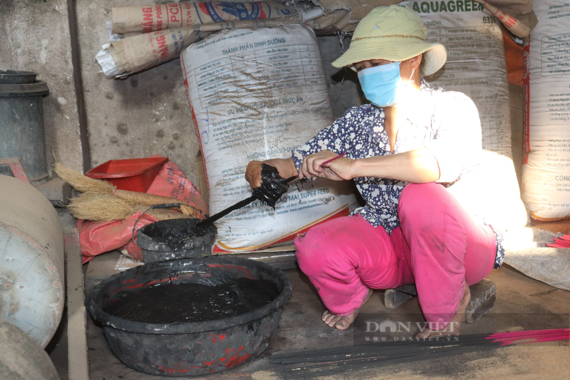 Làng hương truyền thống Đông Khê 300 tuổi hối hả vào vụ Tết - Ảnh 2.