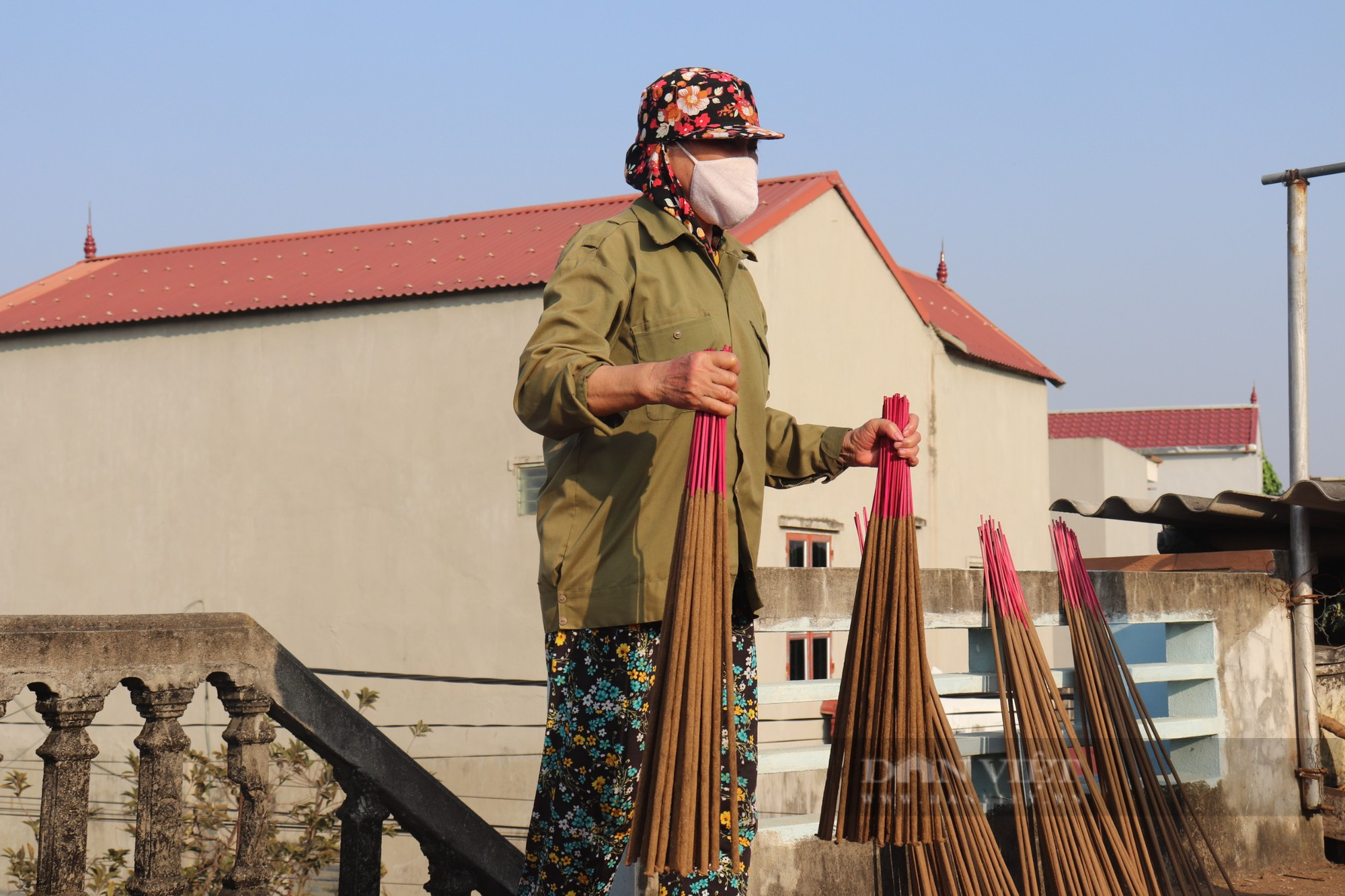 Làng hương truyền thống Đông Khê 300 tuổi hối hả vào vụ Tết - Ảnh 4.