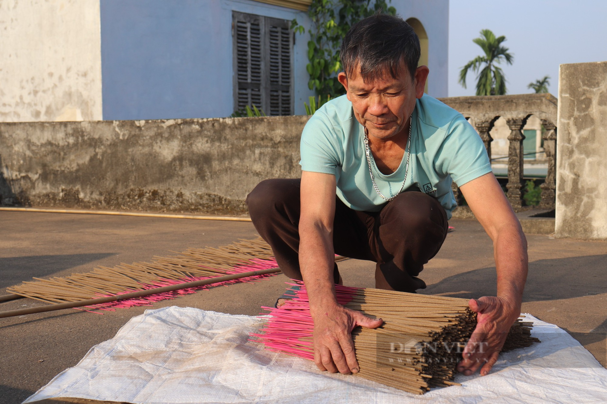 Làng hương truyền thống Đông Khê 300 tuổi hối hả vào vụ Tết - Ảnh 5.