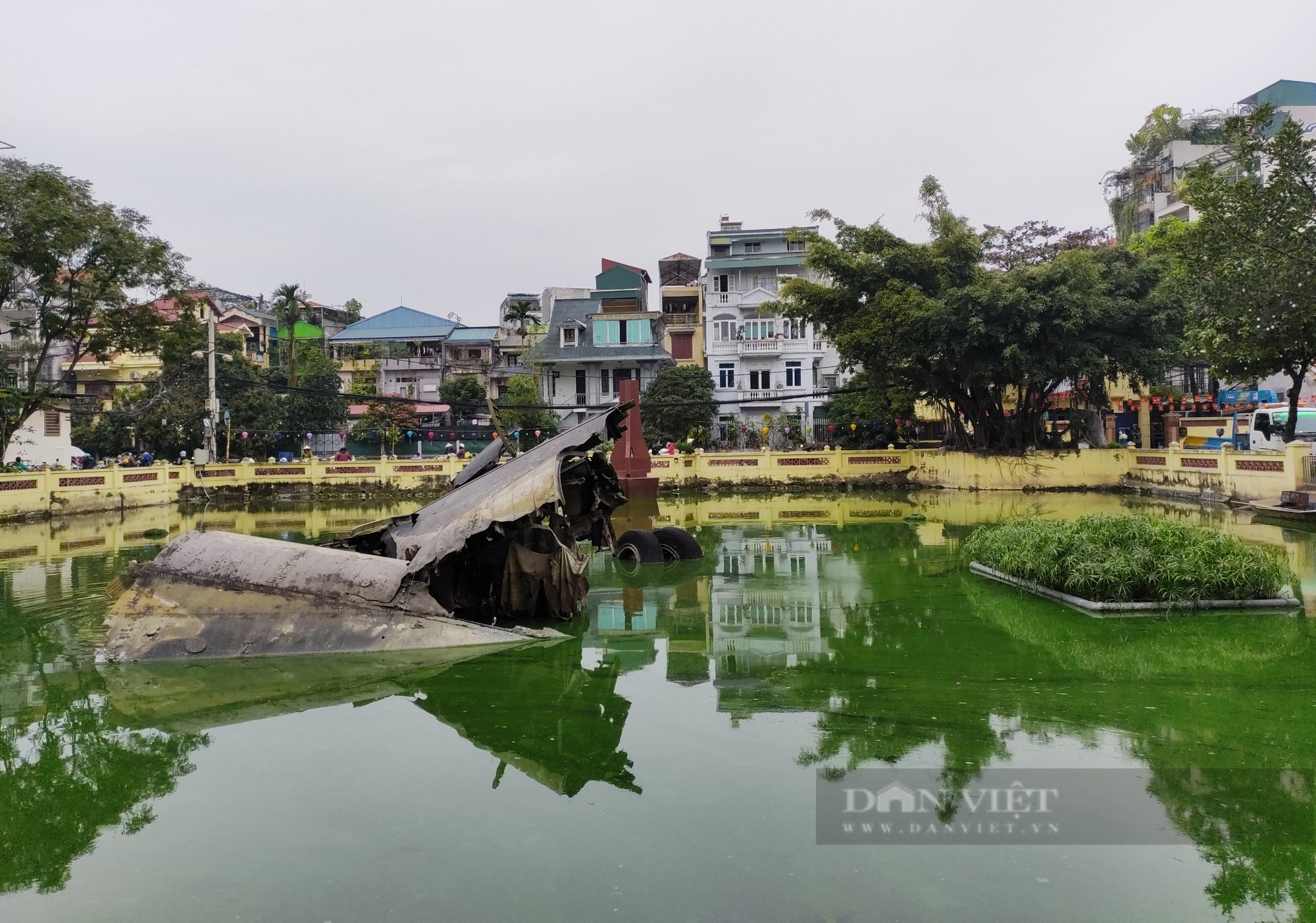 Cận cảnh &quot;Pháo đài bay&quot; B-52 nằm dưới lòng hồ Hữu Tiệp nửa thế kỷ ở Hà Nội - Ảnh 8.