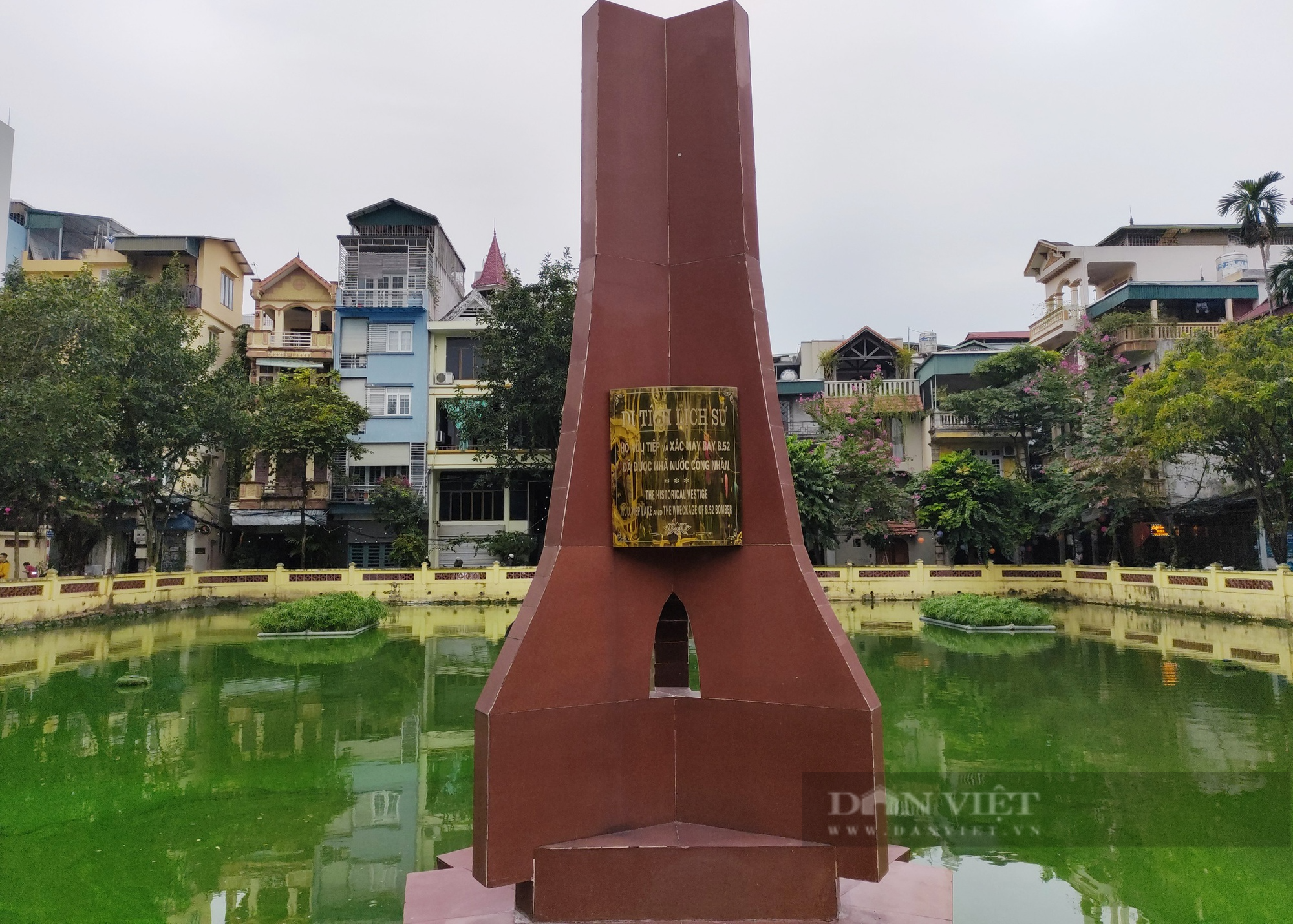Cận cảnh &quot;Pháo đài bay&quot; B-52 nằm dưới lòng hồ Hữu Tiệp nửa thế kỷ ở Hà Nội - Ảnh 9.