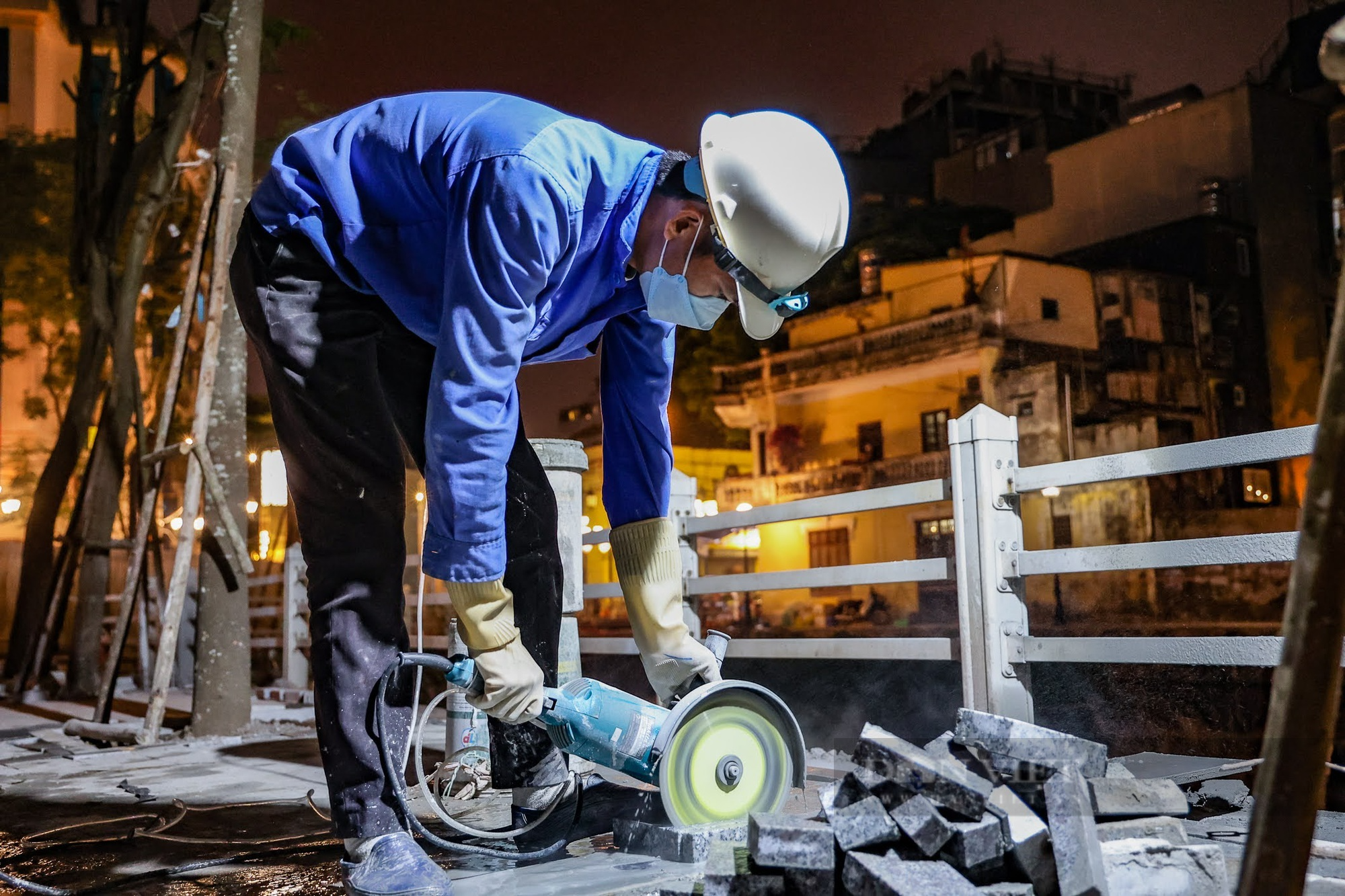 Hà Nội: Công nhân xuyên đêm thi công phố ẩm thực ven hồ Trúc Bạch trong giá rét - Ảnh 4.