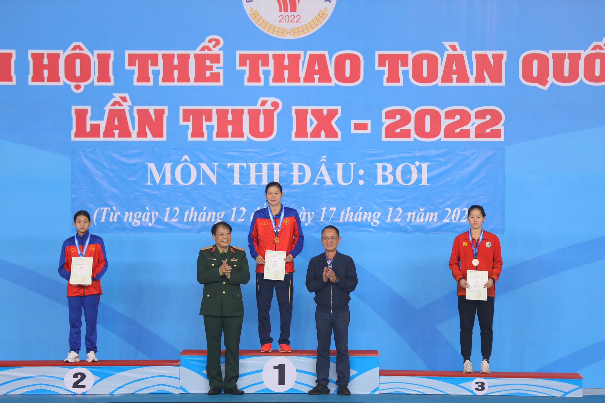 Ánh Viên phá kỷ lục nội dung 100m tự do - Ảnh 2.