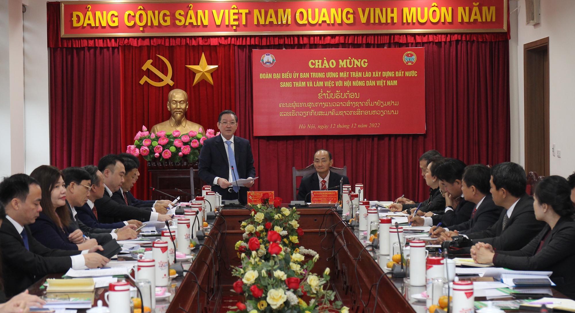 Chủ tịch Hội NDVN Lương Quốc Đoàn trao đổi kinh nghiệm công tác Hội với T.Ư Mặt trận Lào xây dựng đất nước- Ảnh 1.