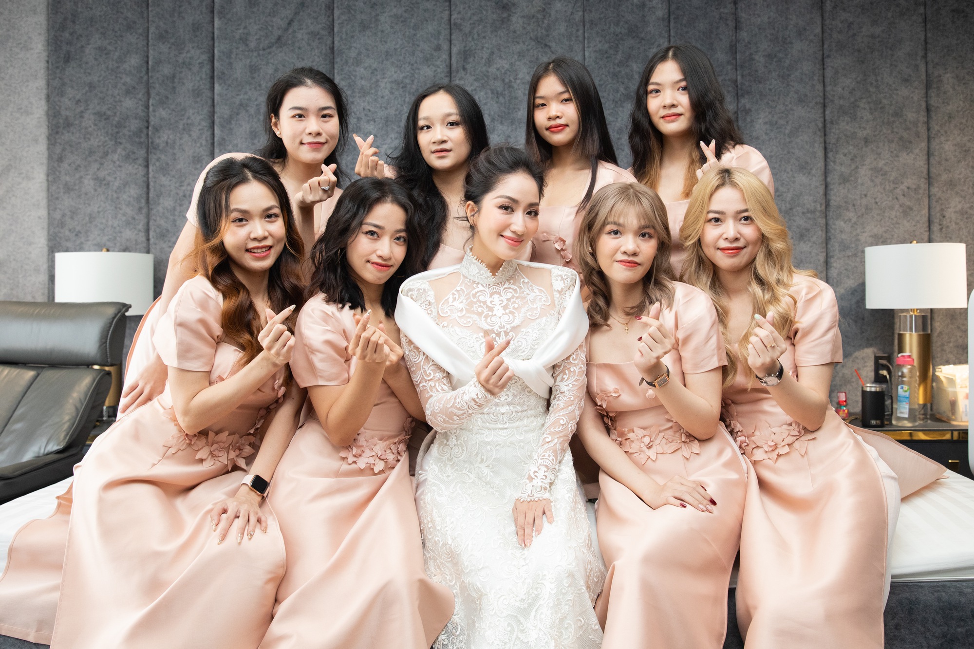 Khánh Thi bật khóc trong lễ gia tiên khi bà ngoại Phan Hiển tuyên bố cháu dâu đã có danh phận - Ảnh 6.