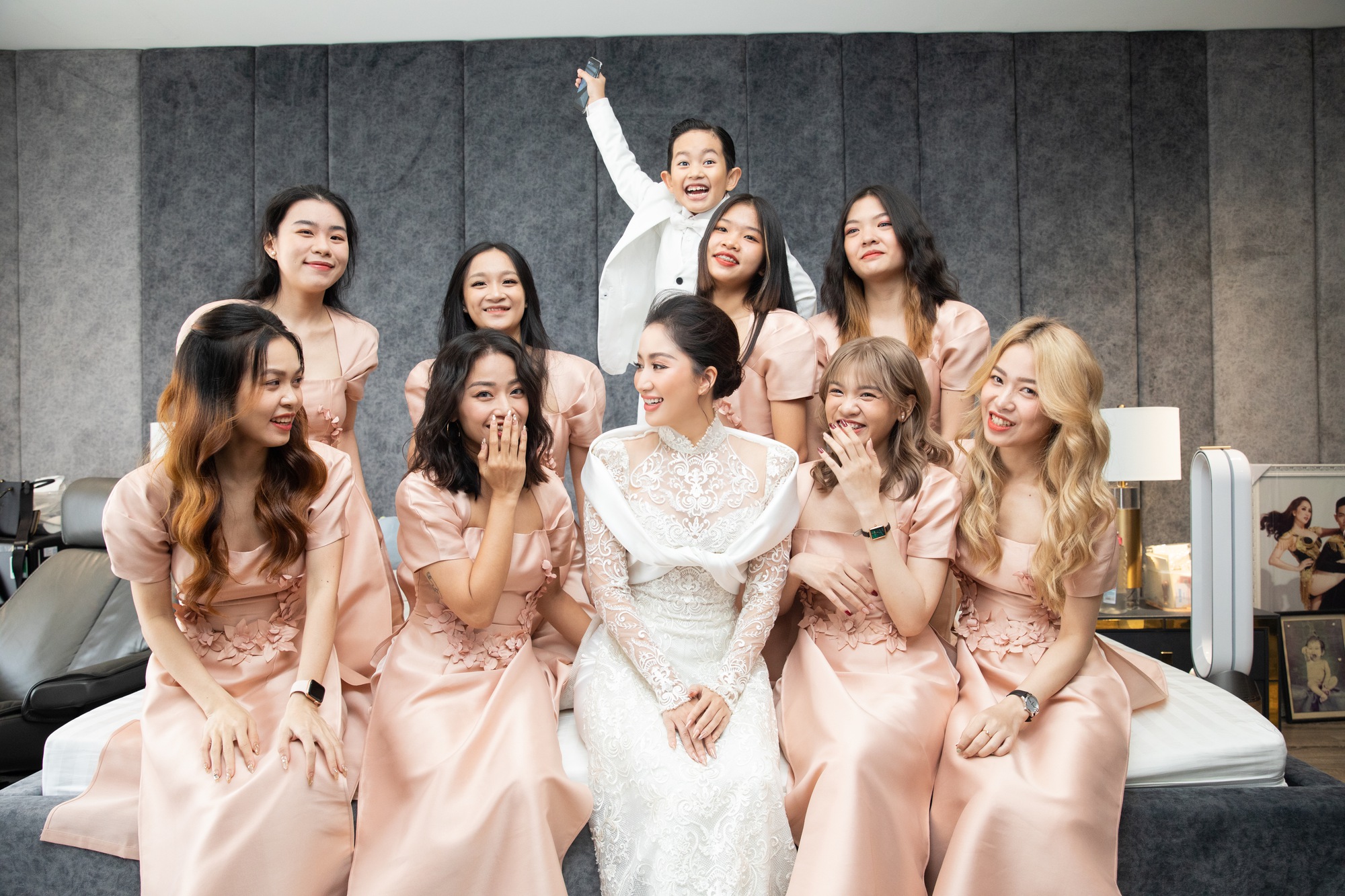 Biểu cảm đáng yêu của hai nhóc tì nhà Phan Hiển và Khánh Thi trong lễ thành hôn của bố mẹ - Ảnh 6.