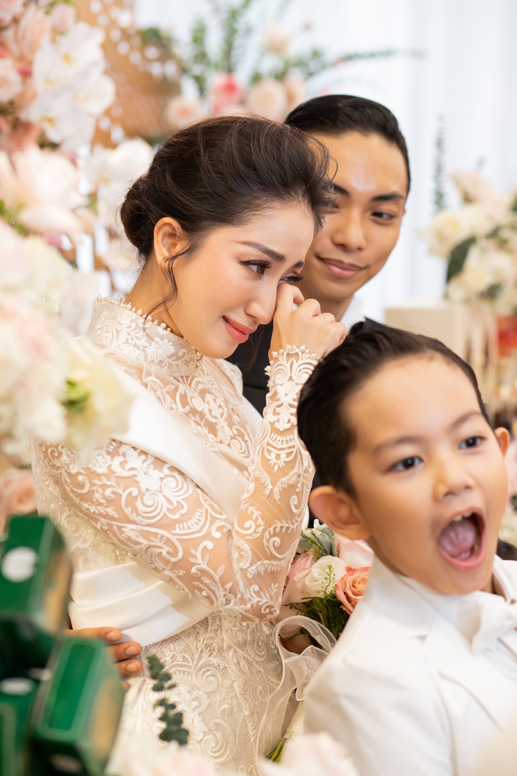Khánh Thi bật khóc trong lễ gia tiên khi bà ngoại Phan Hiển tuyên bố cháu dâu đã có danh phận - Ảnh 11.