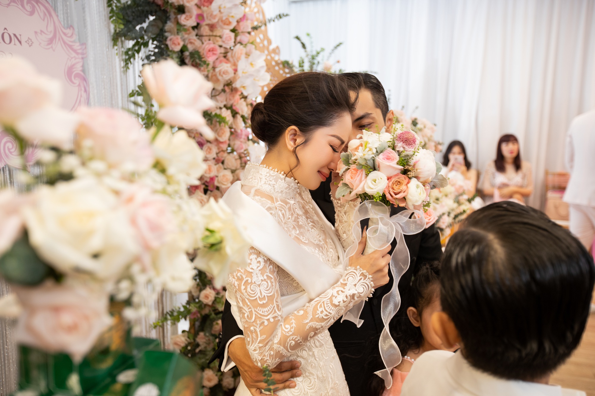 Khánh Thi bật khóc trong lễ gia tiên khi bà ngoại Phan Hiển tuyên bố cháu dâu đã có danh phận - Ảnh 9.