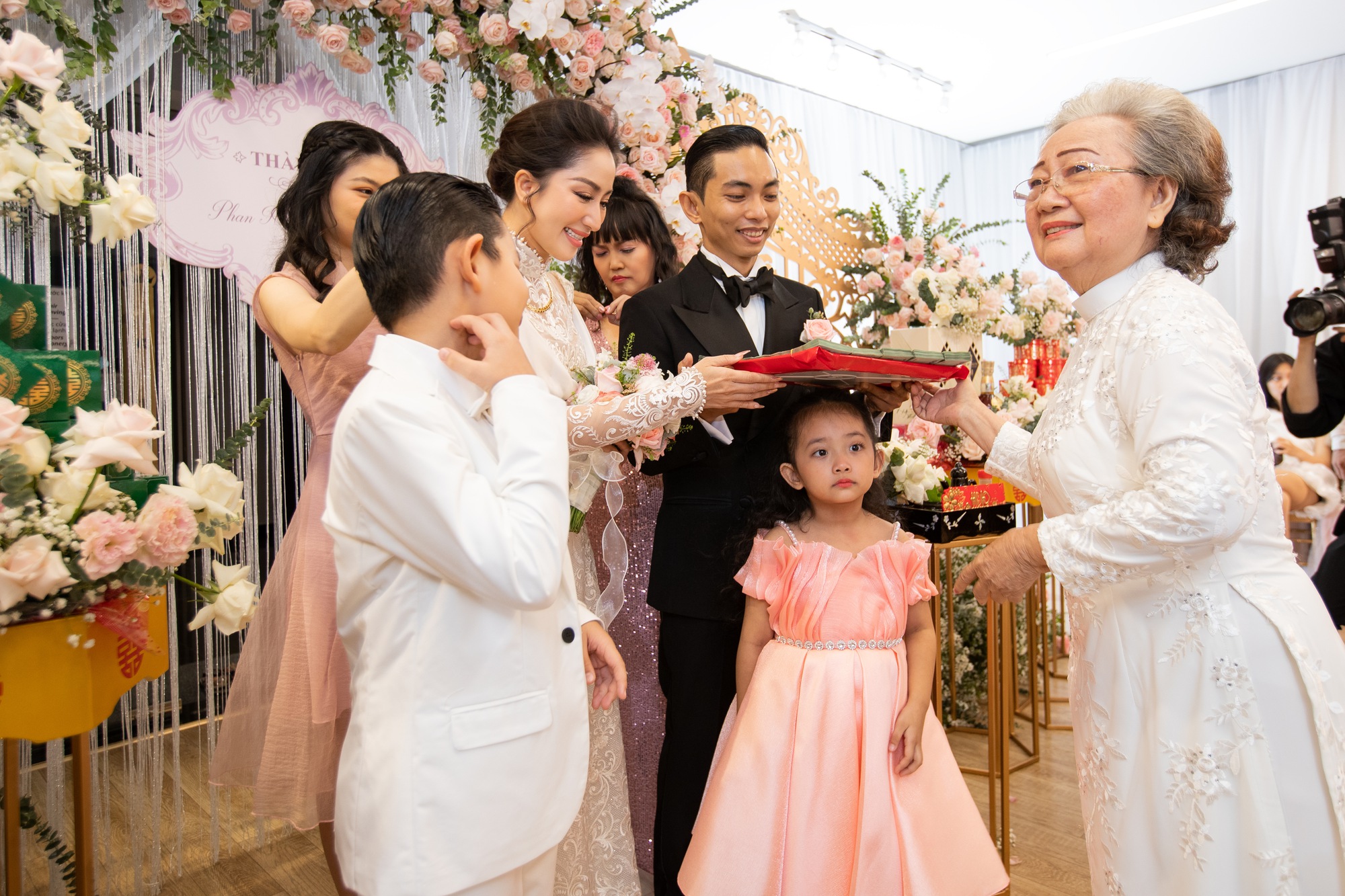 Khánh Thi bật khóc trong lễ gia tiên khi bà ngoại Phan Hiển tuyên bố cháu dâu đã có danh phận - Ảnh 10.
