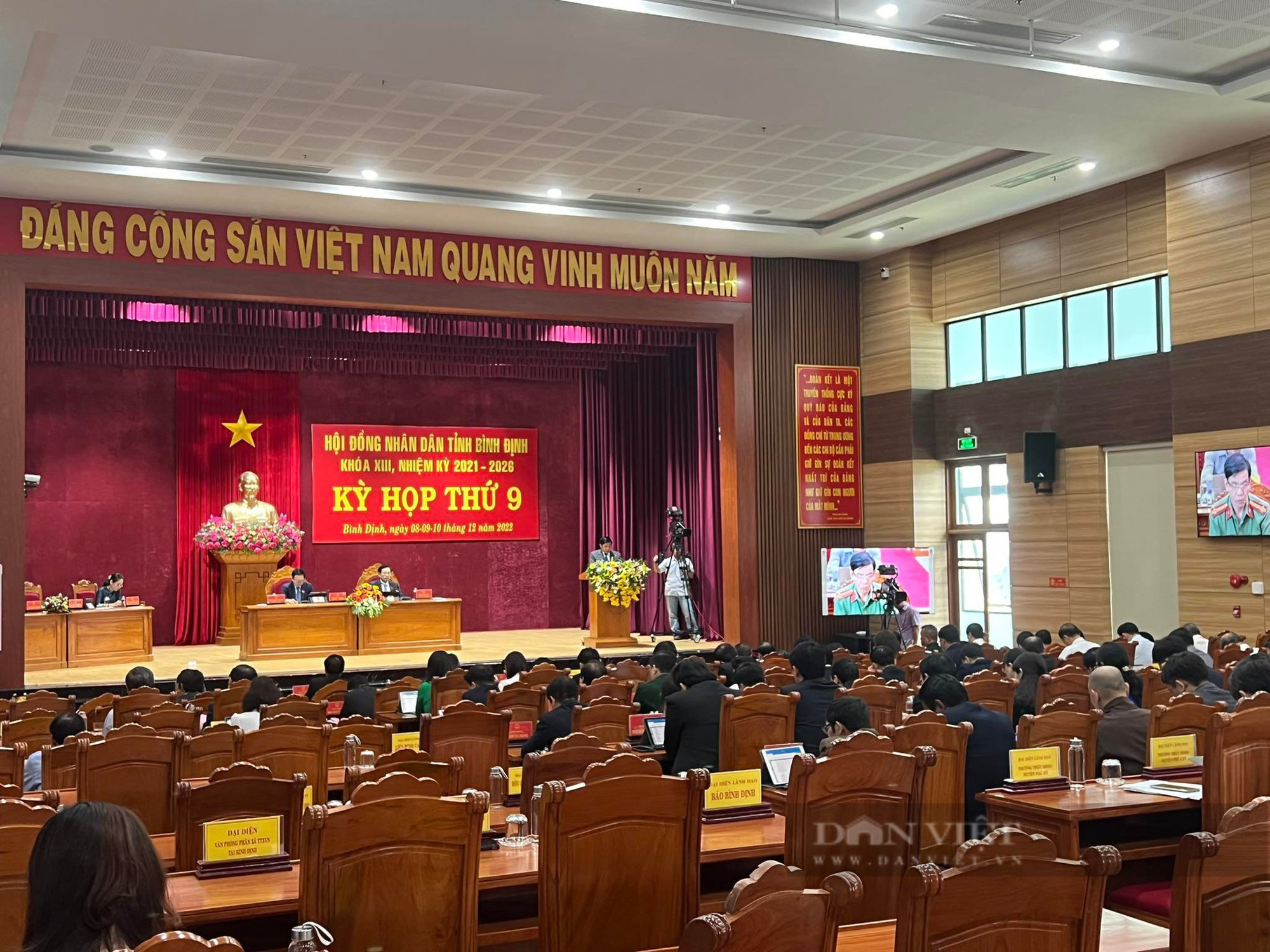 Động thái mới của Bình Định sau khi Giám đốc Sở Y tế &quot;xin kiểm điểm, rút kinh nghiệm&quot; vì chậm mua máy xạ trị - Ảnh 1.