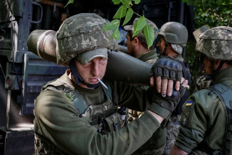 Chiến sự Ukraine: Quan chức Mỹ nói Nga cạn đạn dược tối tân, có thể phải sử dụng đạn 40 năm tuổi - Ảnh 1.