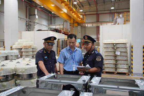 Lần đầu tiên xuất nhập khẩu của Việt Nam đạt mốc gần 700 tỷ USD - Ảnh 1. Lần đầu tiên xuất nhập khẩu của Việt Nam đạt mốc gần 700 tỷ USD - Ảnh 1.